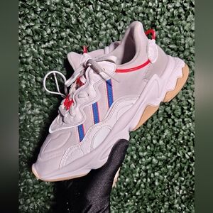 Stylish Sneakers with Red and Blue Stripes